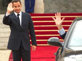Sarkozy görevi Chirac'tan devraldı 