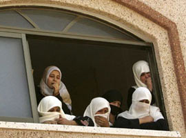 Gözü yaşlı kadınlar çaresizce izledi