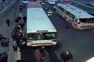 Yine İETT otobüsü yakıldı