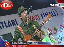 Rus Dimitri'den gitar şov-Video