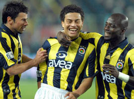 Alex 2 yıl daha Fener'de