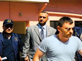 Bir dediği diğerini tutmuyor!