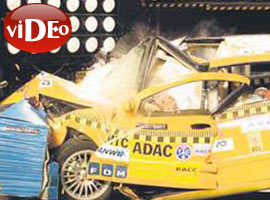 Çin otomobili fena dağıldı - Video