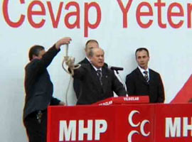 MHP mitinginde sıradışı olay