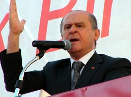 Bahçeli, Gül'ü memleketinde yuhalattı
