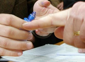 Parmaklar bir hafta boyalı kalacak