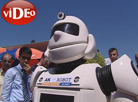 Japon robottan Türkçe siyaset - İZLE