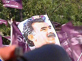 DTP mitinginde Öcalan posterleri 