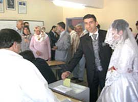 Önce sandığa sonra nikaha gittiler 