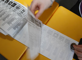 Sahte oy pusulalarıyla yakalandılar