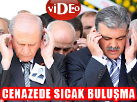 Aynı safta namaza durdular - Video