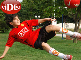 İşte geleceğin ünlü futbolcusu - Video