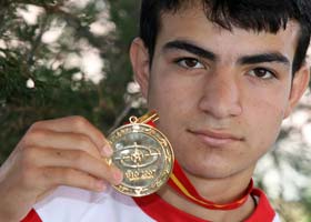 Altın madalyasını babasına hediye etti 