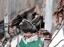 Yine bina çökme tehlikesi