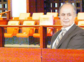 Sezer yine yerinde yok