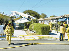 Uçak evin üzerine düştü