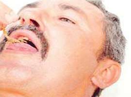 Bu adam akrep yiyor