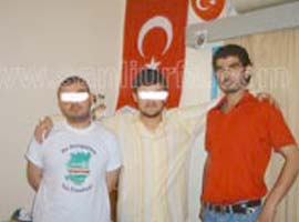 Hava korsanından Türk bayraklı poz  