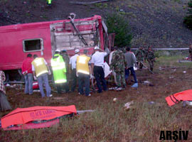 Otobüs kamyonla çarpıştı: 6 ölü