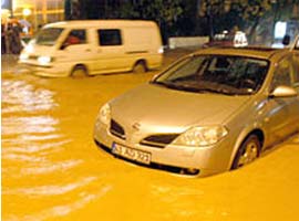 Sağanak yağış Kocaeli'ni felç etti