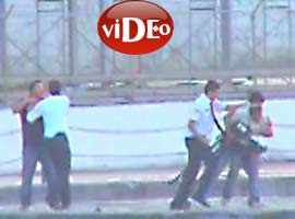 Gazeteciye tekme tokat dayak - Video