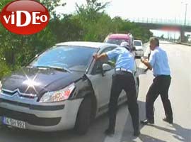 Polis ancak 'ateşle' durdurdu - Video