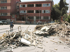 Deprem hasarlı binada eğitim veriliyor