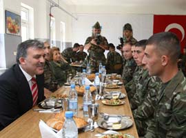 Gül, askerle karavanadan yedi - Foto