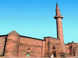 Yıllara meydan okuyan camiler  	