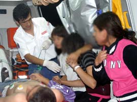 Yolcu otobüsü bariyere çaptı: 19 yaralı