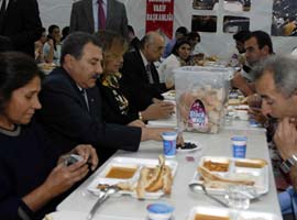 İlk iftarda dualar barış ve kardeşlik için