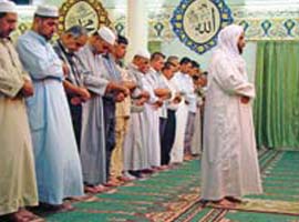 Aynı safta omuz omuza Namaz