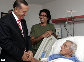 Hasta yatağında Başbakan'ı güldürdü