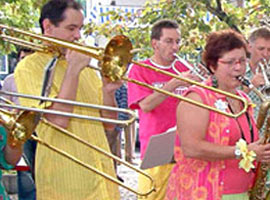 Sahura orkestra eşliğinde kalkıyorlar