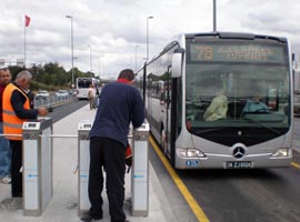 Metrobüs minibüsçüleri bozdu 