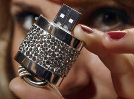 USB’li küpe, kolye ve yüzükler 