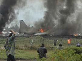 Kargo uçağı evlerin üzerine düştü