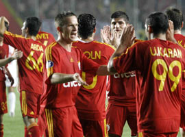 Gül'den Galatasaray'a kutlama