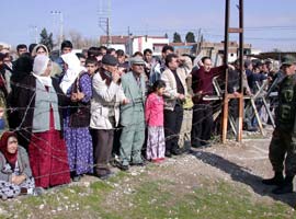 Sınırda terör denetimli bayramlaşma