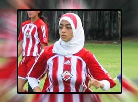 Amerika başörtülü futbolcuyu alkışlıyor