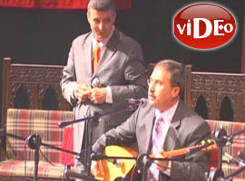 Vali, saz çalıp türkü söyledi - Video
