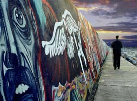 Güvenlik duvarları 'tuval'  oldu