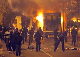 Paris'in arka sokaklarında isyan - Foto