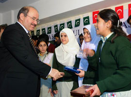 Bakan Çelik Türk okulunu ziyaret etti