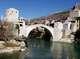 Mostar Köprüsü çatladı