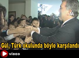 Gül uzaklardaki sevgiye dokundu