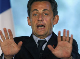 Sarkozy yine bildiğini okudu  	