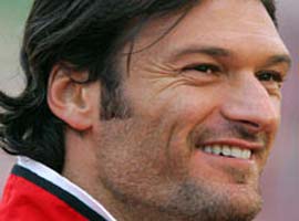 Alpay Özalan, bedelli askerliğe başladı  