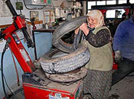 70'lik nine lastik tamir ediyor  