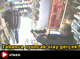 Oyuncak tabanca demir çubuğa karşı